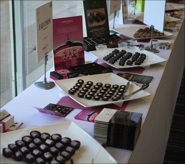 140128-takashimaya-valentine-chocolate-hikaku2.jpg 玉川テラス チョコレートパーティー2014 メーカーが並んでいる様子