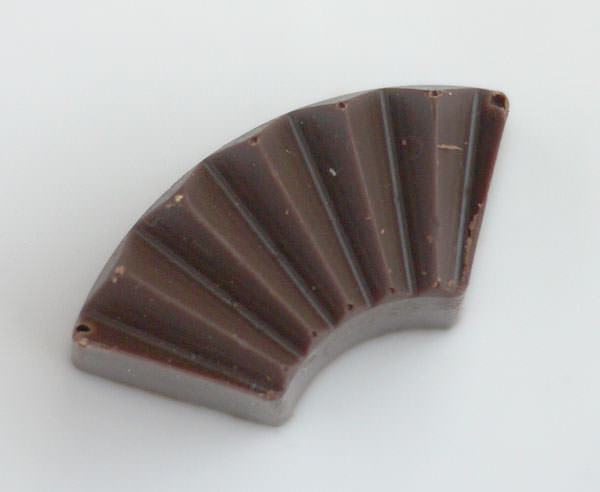 140128-goncharoff-suiraku-yukishiro-valentinechocolate4.jpg ゴンチャロフ 粋楽 雪しろに入っている扇形のビターチョコレート