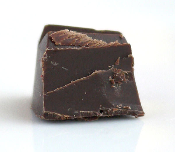 140128-goncharoff-suiraku-yukishiro-valentinechocolate5.jpg ゴンチャロフ 粋楽 雪しろ 扇形チョコの断面図