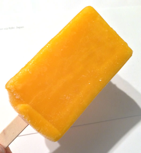 130920-mango-ice-seveneleven2.jpg セブンイレブン まるでマンゴーを冷凍したような食感のアイスバー 袋から出したところ