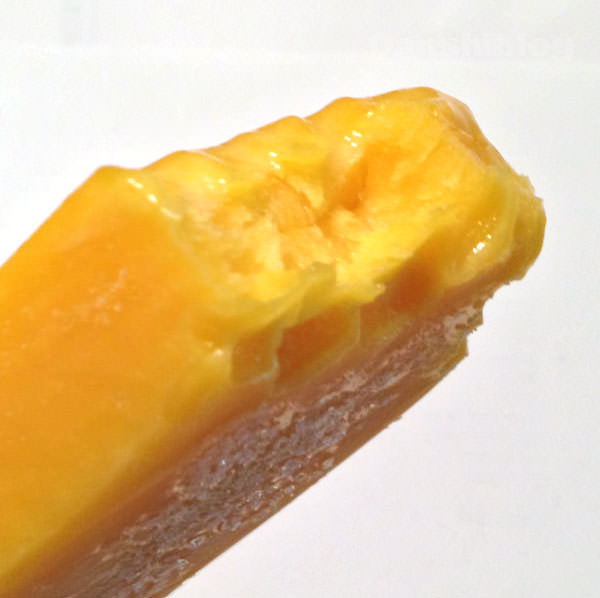 130920-mango-ice-seveneleven3.jpg セブンイレブン まるでマンゴーを冷凍したような食感のアイスバー 断面図