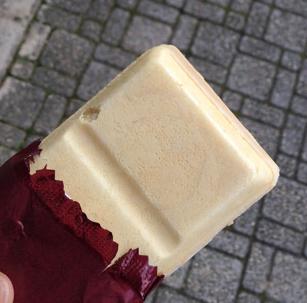 140120-sevenpremium-azuki-monaka-icecream5.jpg 北海道小豆の餡 あずき最中 袋から出してみた