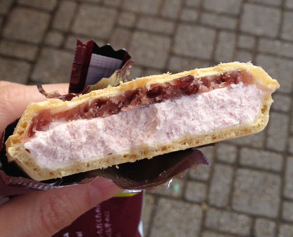 140120-sevenpremium-azuki-monaka-icecream6.jpg 北海道小豆の餡 あずき最中 断面図