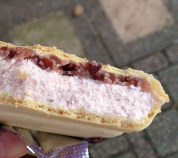 140120-sevenpremium-azuki-monaka-icecream7.jpg 北海道小豆の餡 あずき最中 小豆の粒が入っている