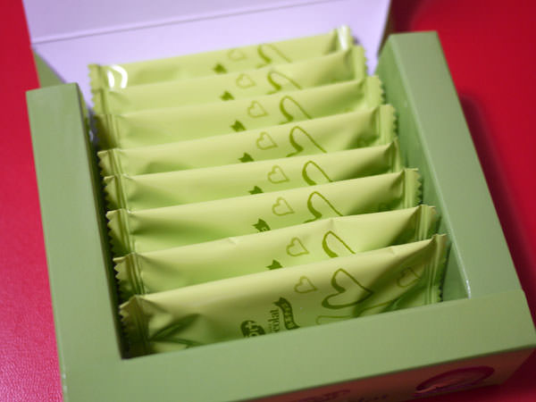 bakaukepark-minichocola-matcha3.jpg ばかうけ ミニショコラ 抹茶 中に8枚入っています