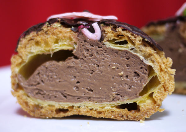 nicolascharles-chocolat-cream-puff03.jpg ニコラシャール うさぎシュークリーム ショコラ 断面図