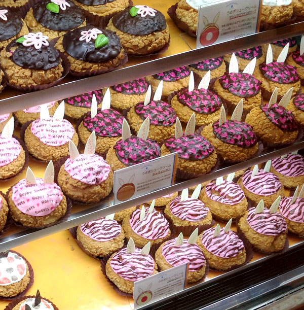 nicolascharles-ginza-shop-cream-puff02.jpg ニコラシャール うさぎシュークリーム ショーウィンドウ2