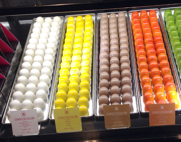 rinaldini-ginza-chocolateshop2.jpg リナルディーニ 銀座本店 店内のチョコレート ココナッツ、レモン、キャラメル、オレンジ