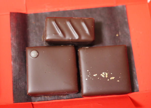 140404-hirsinger-chocolate-box5.jpg お土産には、イルサンジェーのチョコレートが3つ入っています
