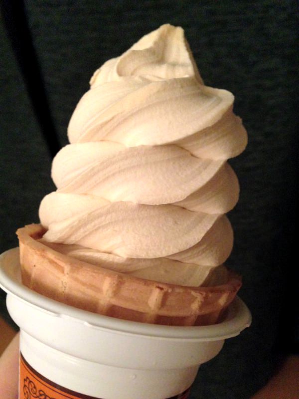 140711-seveneleven-caramel-macchiato-softcream1.jpg ワッフルコーン キャラメルマキアート 全体画像