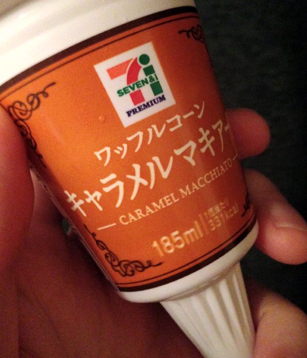 140711-seveneleven-caramel-macchiato-softcream2.jpg ワッフルコーン キャラメルマキアート パッケージ画像