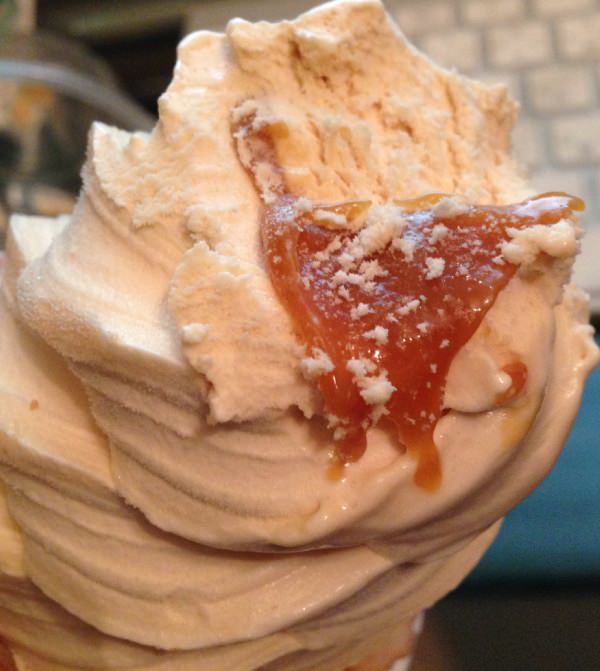 140711-seveneleven-caramel-macchiato-softcream4.jpg キャラメルクリームが所々混ざっている