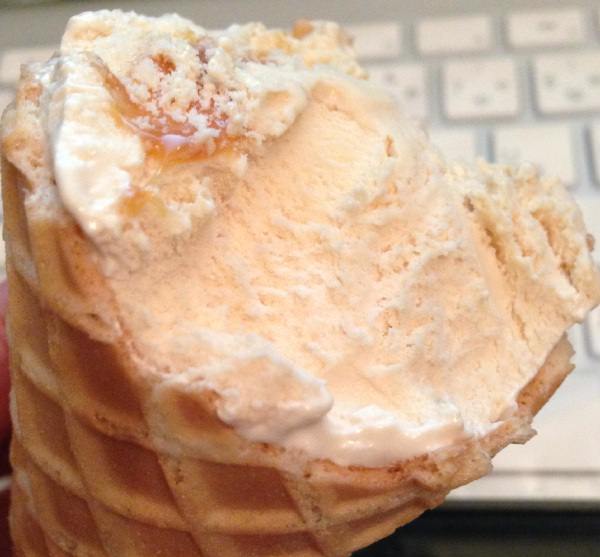 140711-seveneleven-caramel-macchiato-softcream5.jpg ワッフルコーン キャラメルマキアート クリームの画像