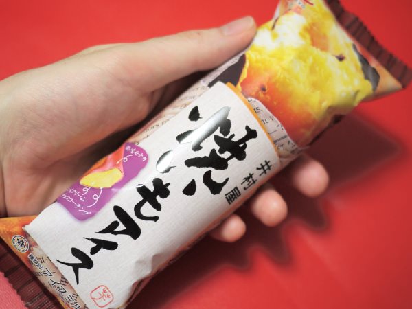 井村屋の焼きいもアイスを手に持った大きさ