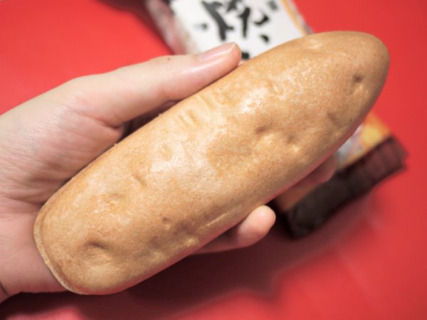 井村屋の焼きいもアイス　袋から出したところ　最中タイプのアイス