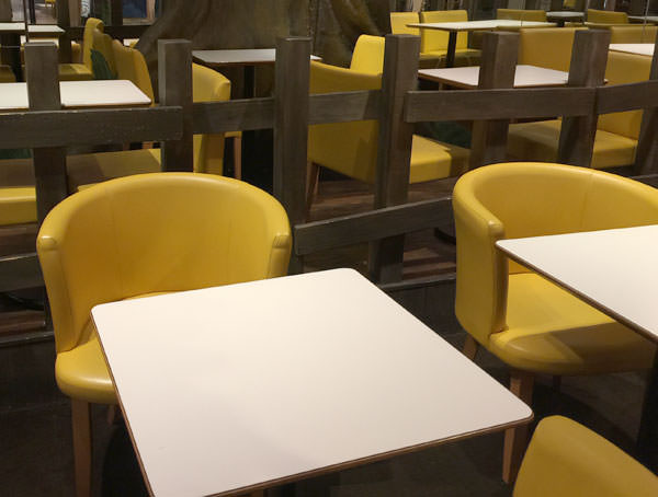 sweetsforest-kyushu-pancake13.jpg 自由が丘スイーツフォレスト内には、お店の近くに椅子とテーブルがおいてあります