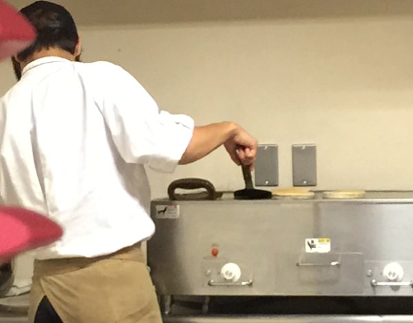 受け取り窓口からパンケーキを作っている様子が見える