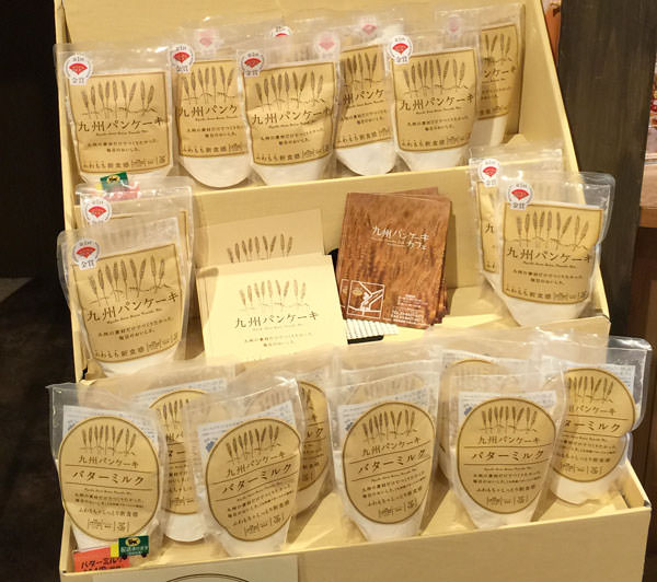 sweetsforest-kyushu-pancake7.jpg 九州パンケーキ オリジナルの小麦粉も売っています