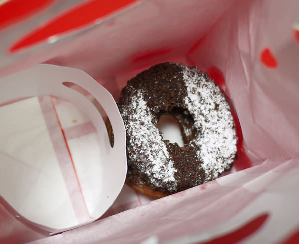 131108-angelique-newyork-crispy-chocolate-donuts04.jpg アンジェリークNY クロワッサンドーナツ 紙袋の中でしっかり固定してある