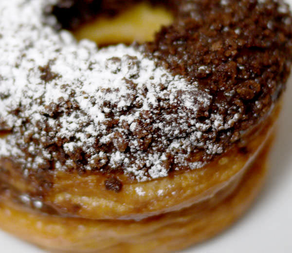 131108-angelique-newyork-crispy-chocolate-donuts08.jpg アンジェリークNY クロワッサンドーナツ クリスピーチョコレートの表面にはサクサクのチョコ