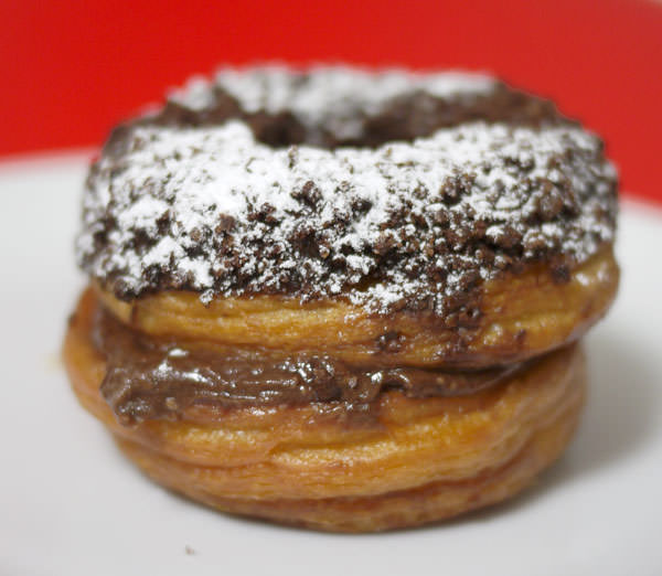 131108-angelique-newyork-crispy-chocolate-donuts09.jpg アンジェリークNY クロワッサンドーナツ クリスピーチョコレート 横から見た図