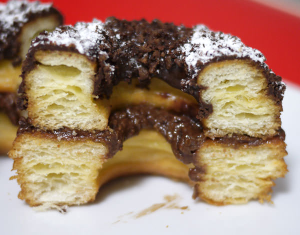 131108-angelique-newyork-crispy-chocolate-donuts10.jpg アンジェリークNY クロワッサンドーナツ クリスピーチョコレート 断面図