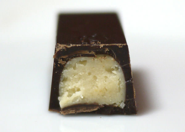 b by b ginza ダークチョコレート マカダミア 断面図